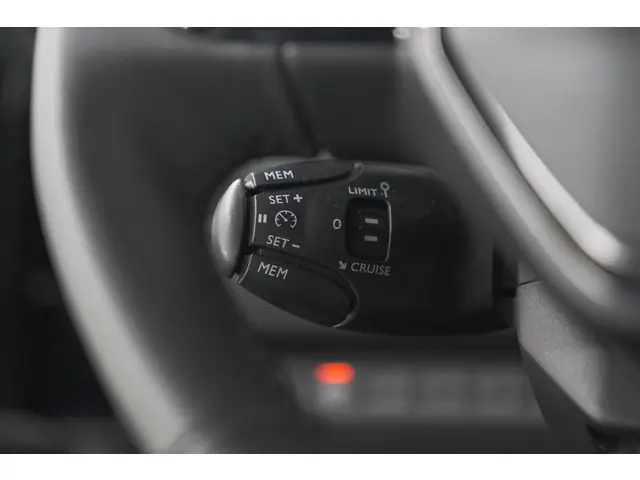 Peugeot 2008 PureTech 130 EAT8 Allure 2023 Benzine 36