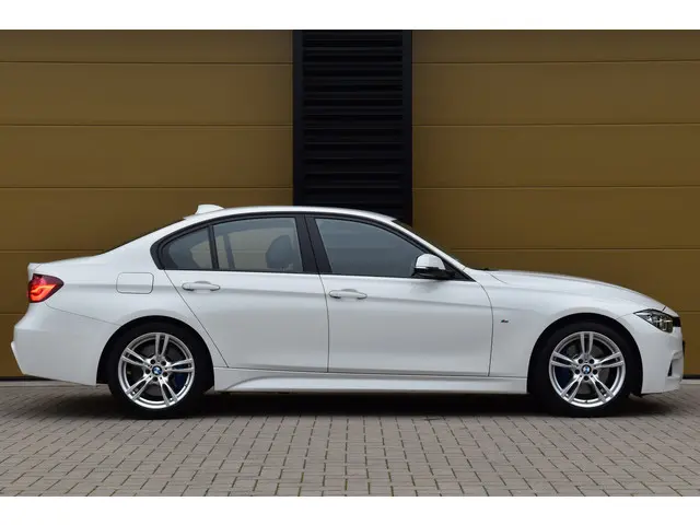 BMW 3 Serie 320i Executive 2018 Benzine 7