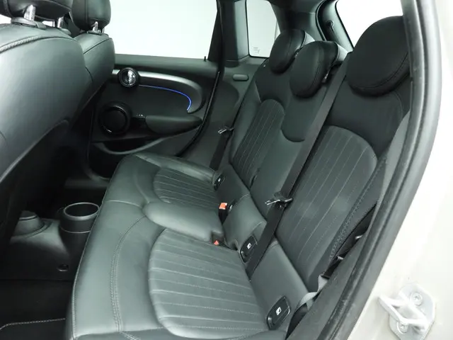 MINI 5-Deurs 1.5 Cooper 2021 Benzine 10