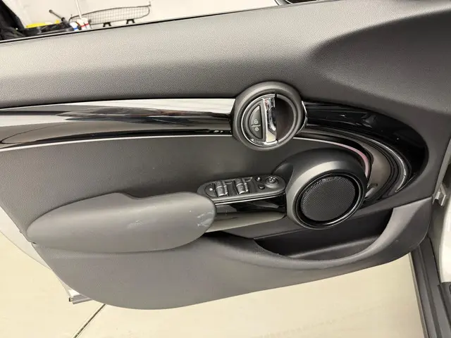 MINI 5-Deurs Cooper 2023 Benzine 20