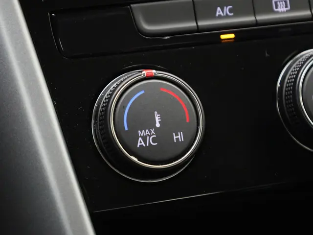 Volkswagen T-Roc 1.0TSI/110PK Life 2023 Benzine 9