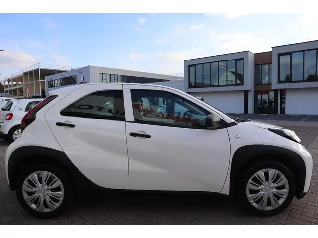 Toyota Aygo X 1.0 VVT-i MT PLAY 2022 Benzine 11