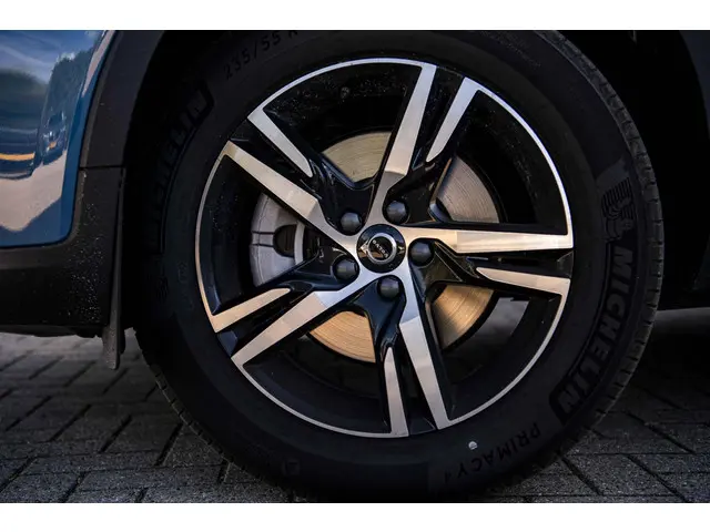 Volvo XC40 2.0 B4 Plus Dark 2025 Benzine 35