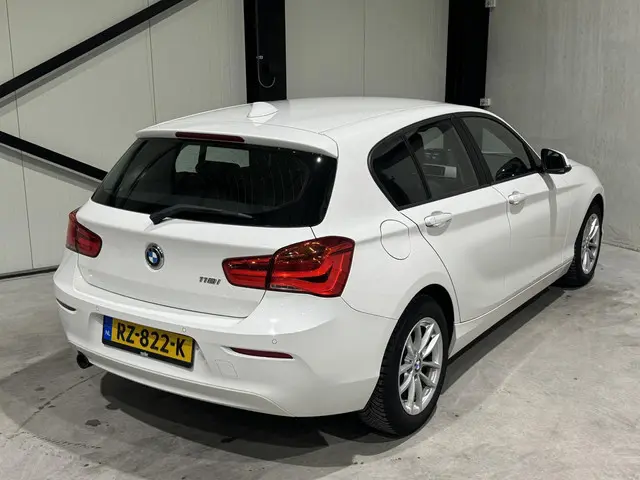 BMW 1 Serie 118i Executive 2018 Benzine 18