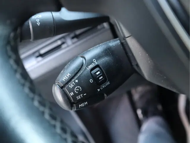 Peugeot 3008 1.2 PureTech Allure 2018 Benzine 31