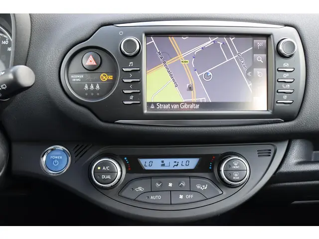 Toyota Yaris 1.5 Hybrid Dynamic, 2017 Hybride Benzine 12