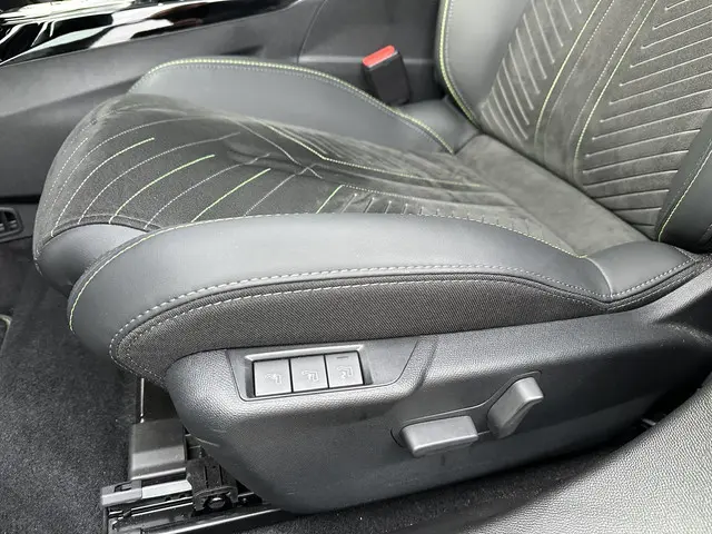 Peugeot 2008 1.2 Hybrid 145 PK GT 2025 Hybride Benzine 13