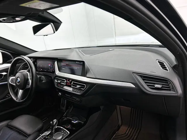 BMW 1 Serie 118i High Executive 2020 Benzine 21