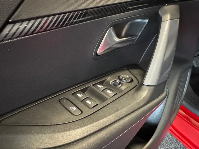 Peugeot 2008 1.2 PureTech Allure 2020 Benzine 18