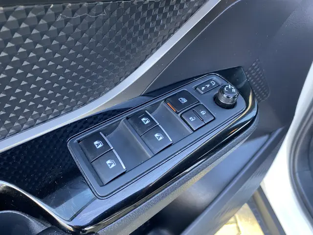 Toyota C-HR 1.8 Hybrid Bi-Tone 2018 Hybride Benzine 18