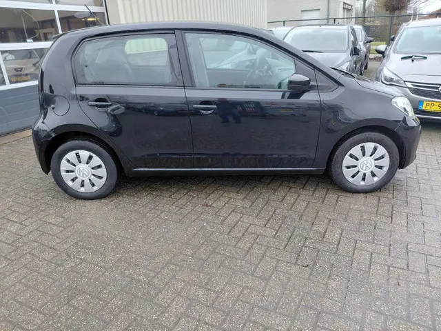 Volkswagen up! 1.0 BMT move up! 2017 Benzine 2