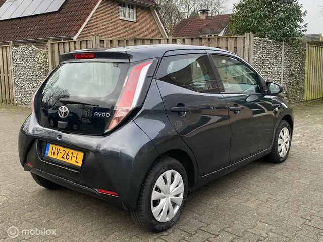 Toyota Aygo 1.0 VVT-i x-now 2017 Benzine 7
