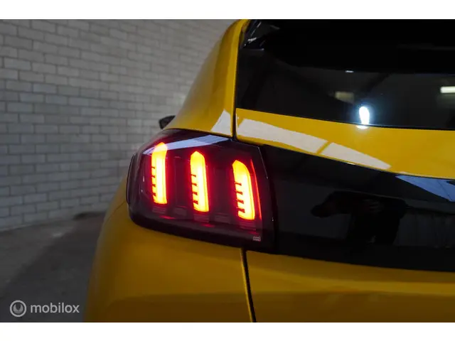 Peugeot 208 1.2 PureTech Allure Pack 2023 Benzine 10