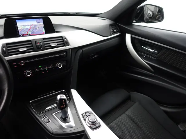 BMW 3 Serie 320i High Executive Aut- 2012 Benzine 8