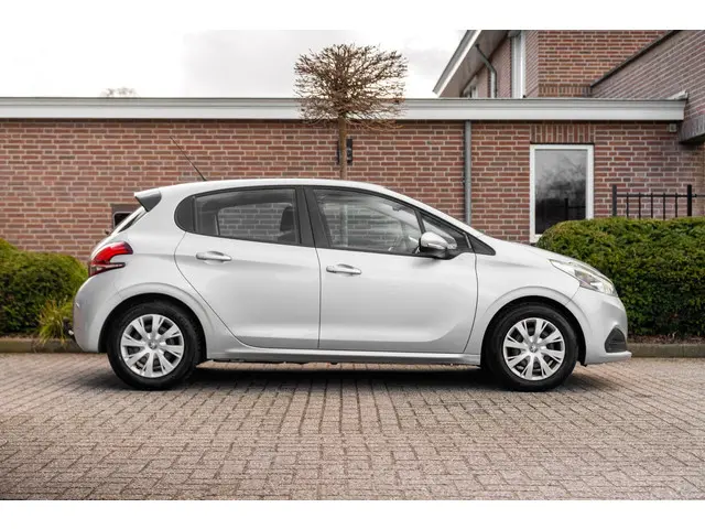 Peugeot 208 1.2 PureTech Active Trekhaak 2017 Benzine 3