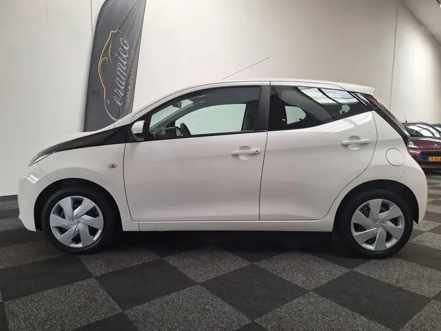 Toyota Aygo 2015. X-Play uitv. 42.000 km NAP. 2015 Benzine 2