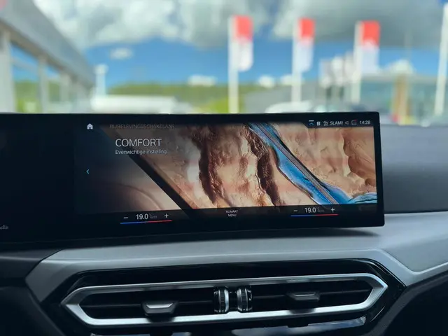 BMW 3 Serie Touring 318i 2023 Benzine 8