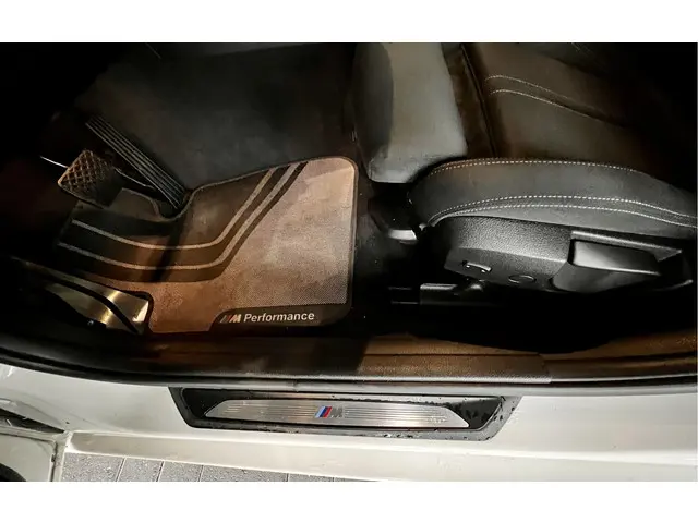 BMW 3 Serie Touring 318i M Sport 2019 Benzine 15