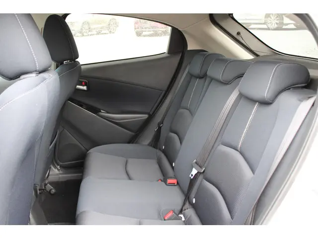 Mazda 2 1.5 Skyactiv-G Luxury 2023 Benzine 27