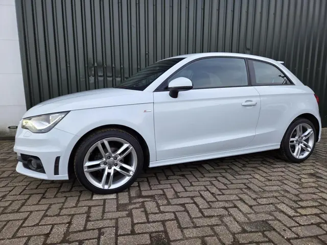 Audi A1 1.2 TFSI 2X S line NL AUTO 2013 Benzine 2