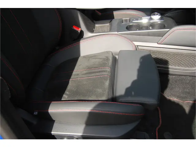 Ford Kuga 2.5 PHEV ST-Line X 243PK 2025 Hybride Benzine 50