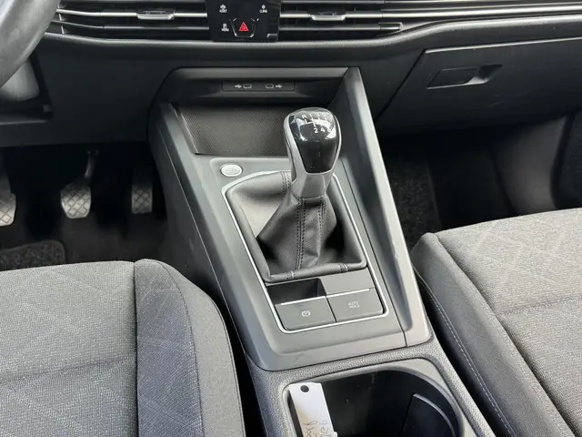 Volkswagen Golf 1.0 TSI LIFE 2023 Benzine 23