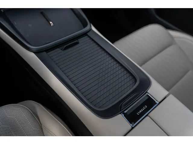 Lynk & Co 08 1.5 More 2026 Hybride Benzine 28