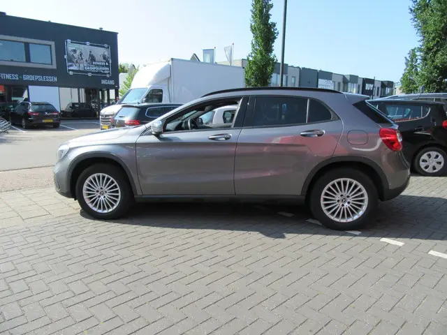 Mercedes-Benz GLA 180 Business Solution AMG 2018 Benzine 4