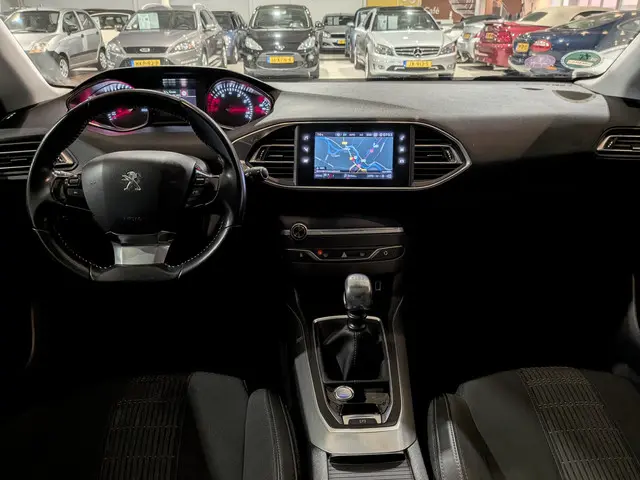 Peugeot 308 1.2 PureTech Allure 2018 Benzine 11