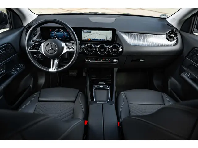 Mercedes-Benz GLA 180 Business Line 2023 Benzine 24