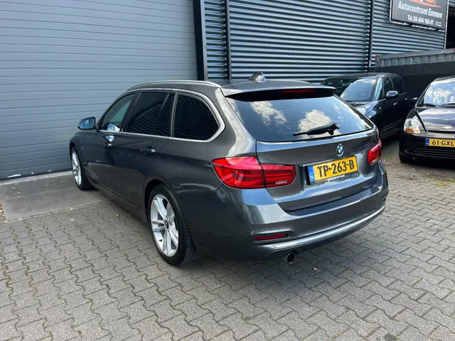 BMW 3 Serie Touring 318i Luxury Edition 2018 Benzine 3