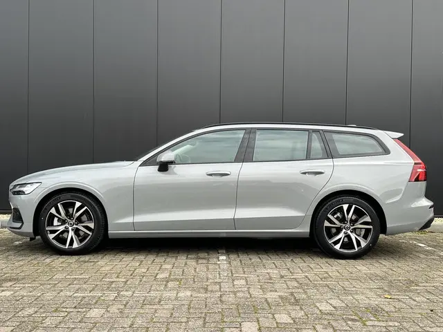 Volvo V60 2.0 B4 Essential Edition 2025 Benzine 3