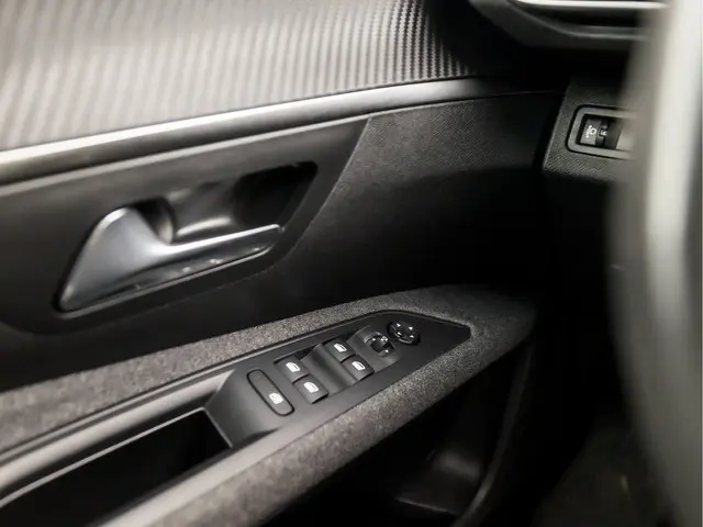 Peugeot 5008 1.2 PureTech Sport 7 Persoons 2022 Benzine 22