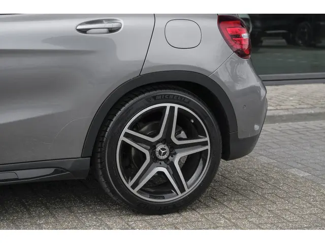 Mercedes-Benz GLA GLA180 AMG 122pk 2019 Benzine 25