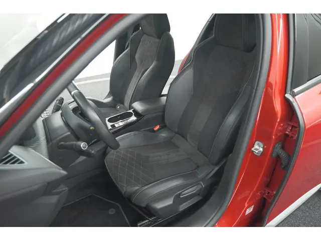 Peugeot 2008 PureTech 130 GT Pack 2021 Benzine 33