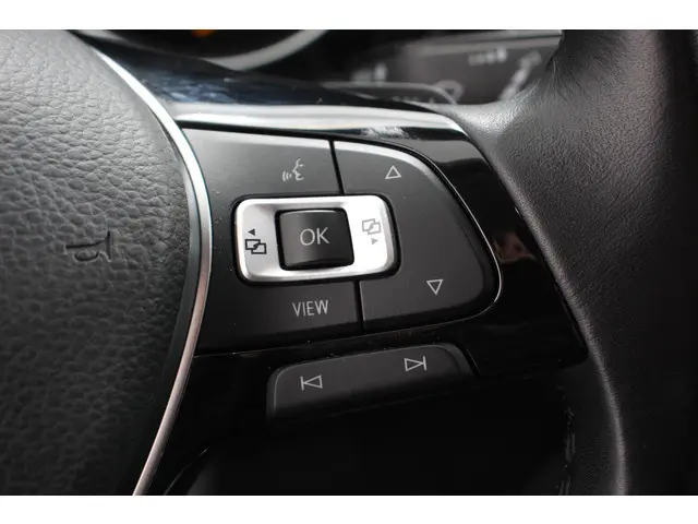 Volkswagen Touran 1.5 TSI DSG Highline 7p 2021 Benzine 18