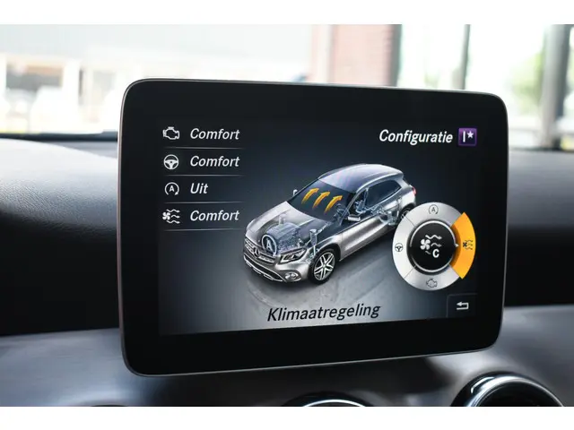 Mercedes-Benz GLA 180 AMG Night 2019 Benzine 36