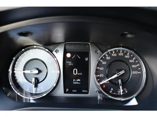 Toyota Hilux 2.4 D-4D Double Cab Challenger 2024 Diesel 21