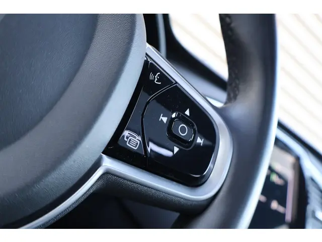 Volvo XC90 B6 AWD R-Design 2022 Benzine 33