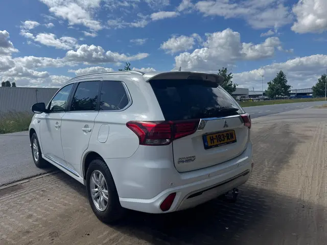Mitsubishi Outlander 2.4 PHEV Pure 2020 Hybride Benzine 8