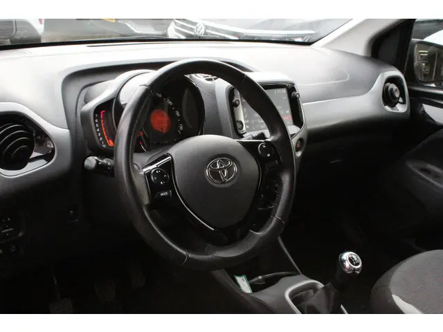 Toyota Aygo 1.0 VVT-i x-play 2020 Benzine 7