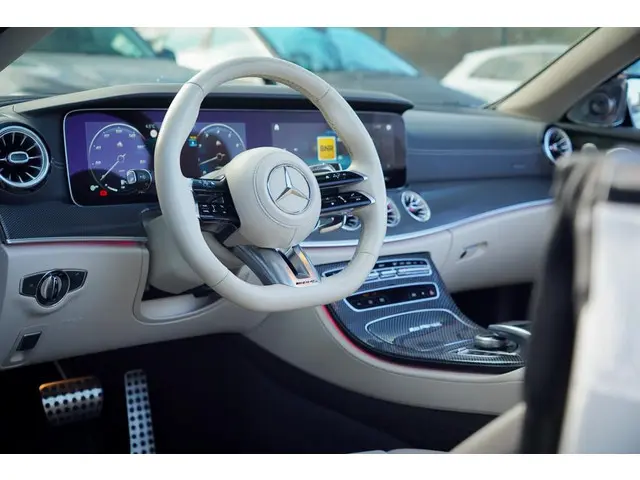 Mercedes-Benz E-Klasse Cabrio 300 AMG Line 2023 Benzine 6