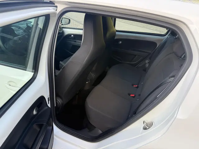 Volkswagen up! 1.0 BMT move up! 2017 Benzine 7