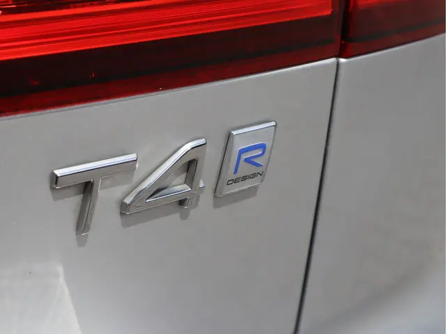 Volvo V60 2.0 T4 R-Design 2020 Benzine 16