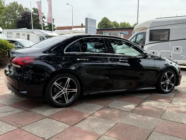 Mercedes-Benz A-Klasse 200 AMG Line 2023 Benzine 14