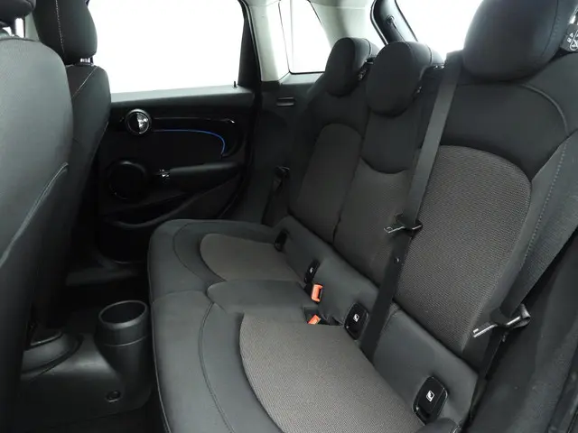 MINI 5-Deurs Cooper 2023 Benzine 8