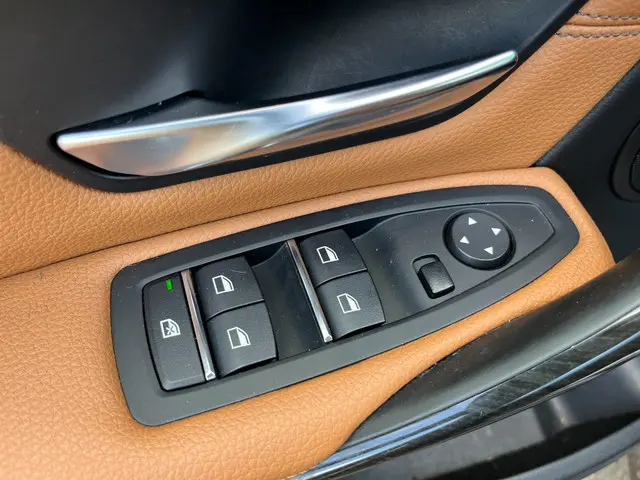 BMW 3 Serie Touring 318i Luxury Edition 2018 Benzine 19