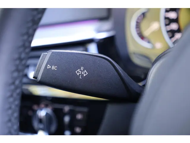 BMW 5 Serie M550i xDrive Executive 2018 Benzine 32