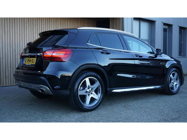 Mercedes-Benz GLA 180 122pk 2x AMG-Line 2019 Benzine 5