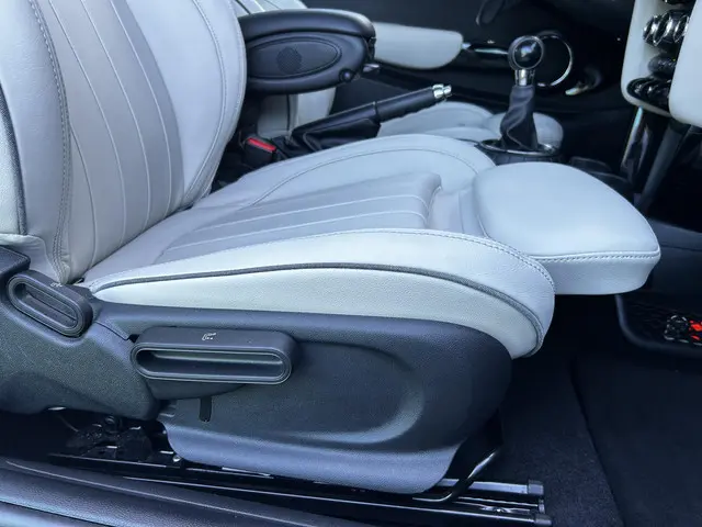 MINI Cooper Mini 1.5 First Born Edition 2014 Benzine 10